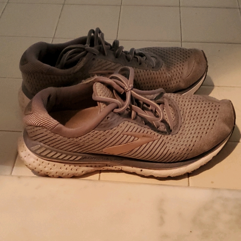Used brooks adrenaline 19 running shoes